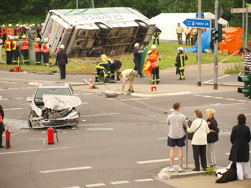 Schwerer Unfall mit Reisebus Lohmar Donrather Dreieck P464.JPG